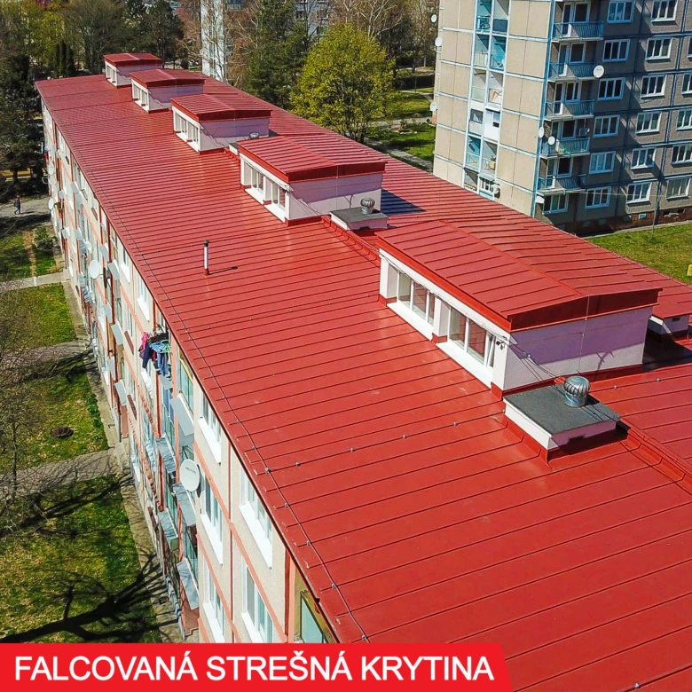 Červená falcovaná plechová střecha na obytném domě.