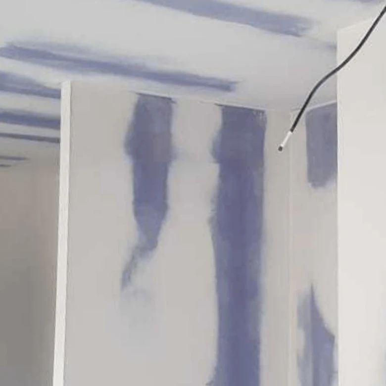 Modrý tmel na spoje sádrokartonu při finální úpravě stěn.