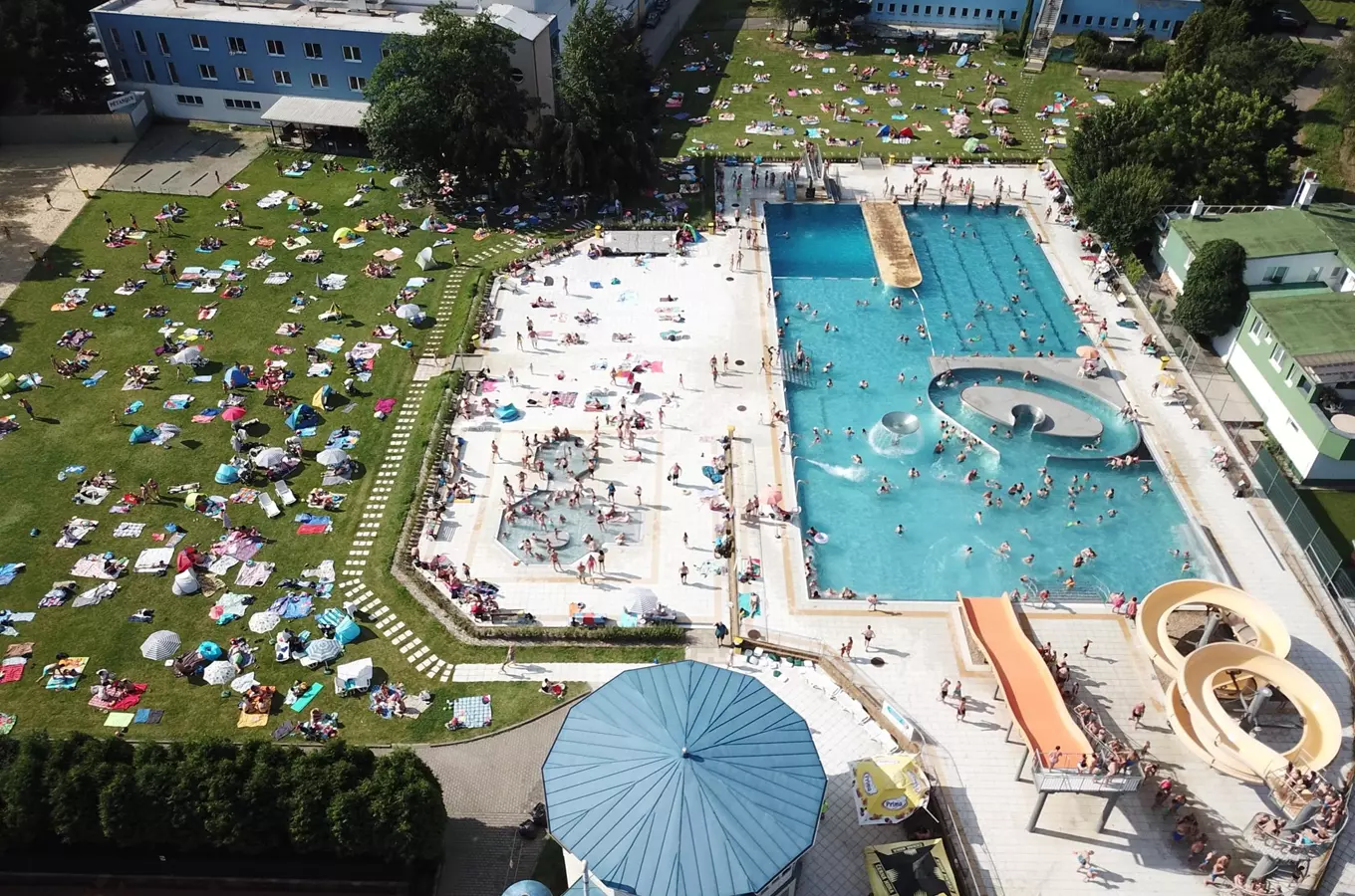 Vzdušný pohled na aquapark v Blanší s bazény a skluzavkami.