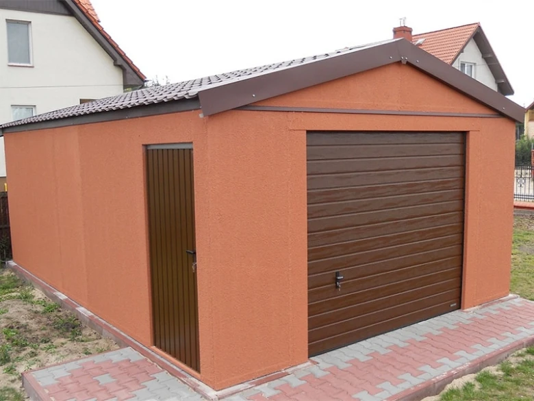 Plechová montovaná garáž s omítkou v oranžové barvě.