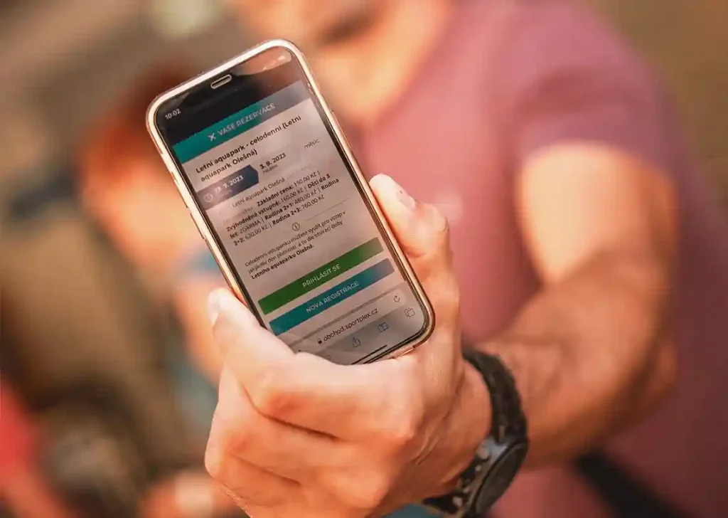 Mobilní telefon s potvrzením rezervace bazénu v Aquaparku Olešná