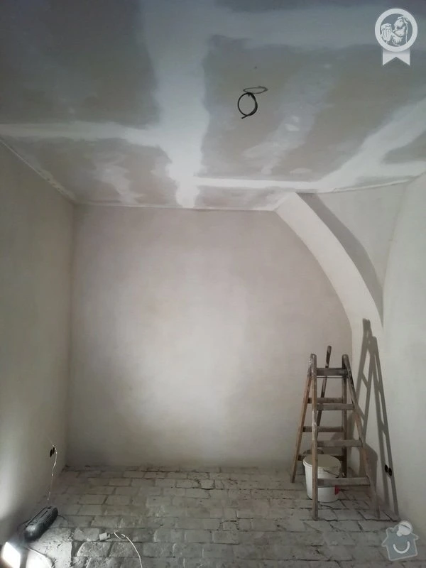 Průběh rekonstrukce místnosti s omítkou a leštěním stropu.