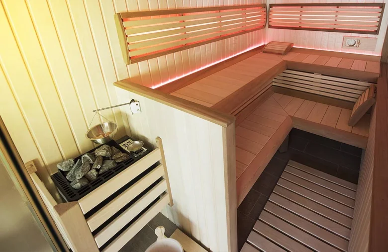 Sauna s kamny na topení a dřevěnými lavicemi