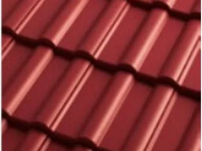 Červené betonové střešní tašky na střechě.