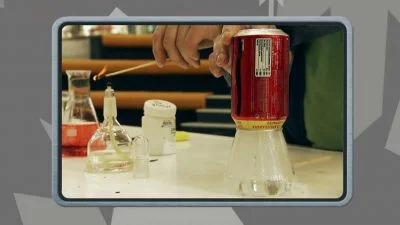 Výroba vodíku v laboratoři s použitím zkumavky.