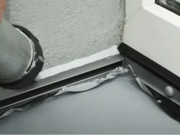 Detailní pohled na montáž venkovního parapetu s okapovou lištou.