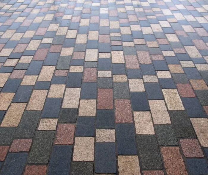 Základní vzor pro zámkovou dlažbu s barevnými kostkami.