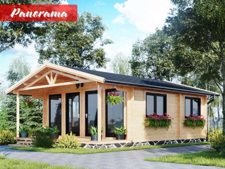 Moderní dřevěná chata s velkými okny a květinovými boxy.