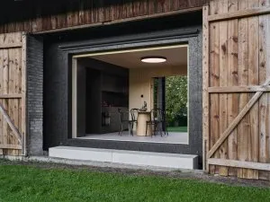 Přestavba stodoly na obytný prostor s moderním vnitřním designem.