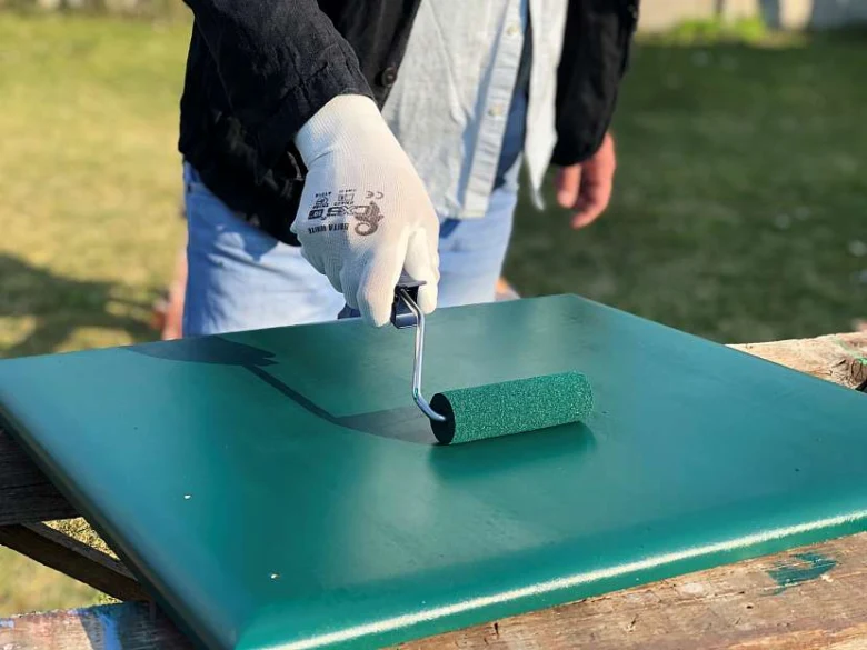 Renovace kuchyňských dvířek: malování zelenou barvou válečkem.