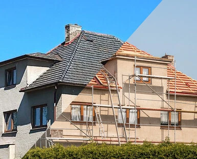 Dům s rekonstruovanou střechou a provizorním lešení.