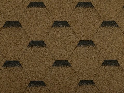 Detailní záběr na texturu a vzor střechy z asfaltových šindelů.