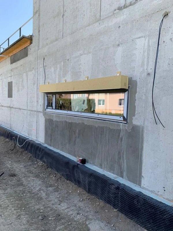 Venkovní žaluziový kastlík nainstalovaný na betonové stěně.