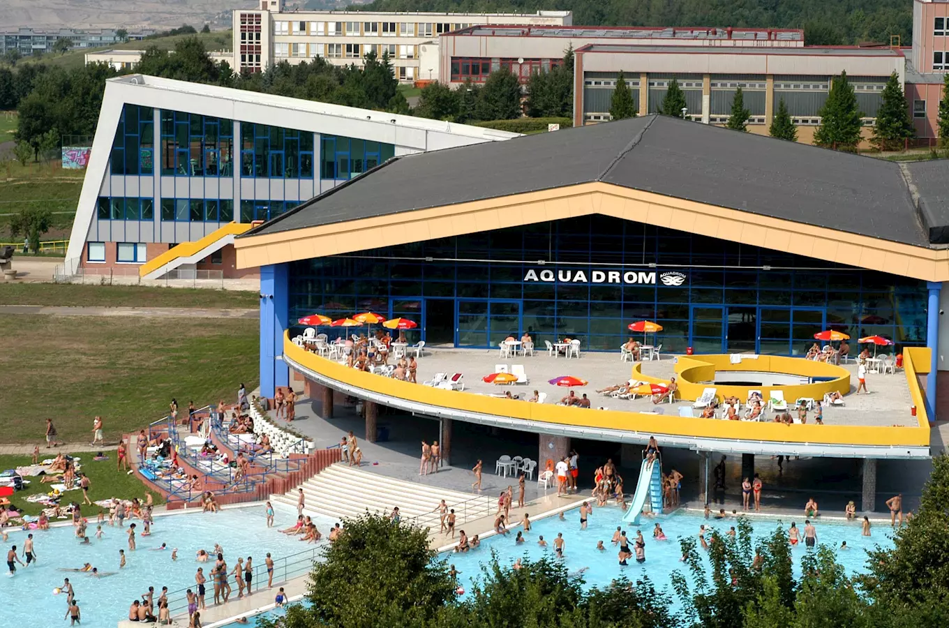 Venkovní bazén v areálu Aquadromu ve městě Most.