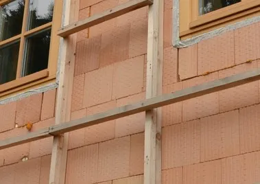Dřevěný nosný rošt s izolačními deskami pro provzdušněnou fasádu.