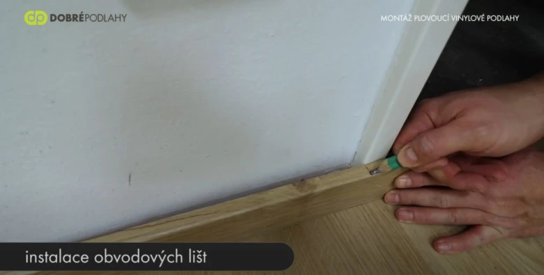 Instalace dřevěného lištu při pokládce vinylové podlahy.