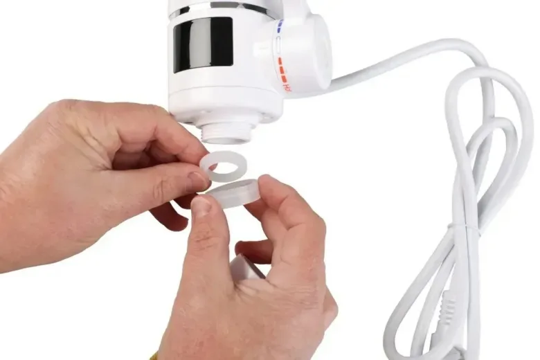 Ruční montáž dílů elektrického průtokového ohřívače vody.