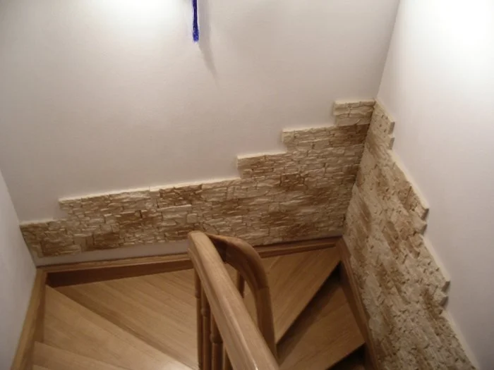 Detail schodiště s kamennou obložením po rekonstrukci.