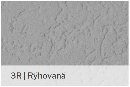 Detail šedé rýhované minerální omítky s texturovaným povrchem.