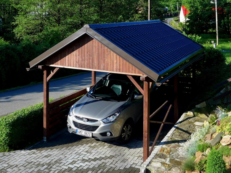Stavba dřevěného přístřešku pro auto s modrou střechou.