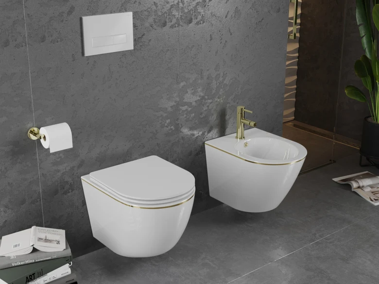 Zdi montovaný bidet s zlatým lemem v šedé koupelně