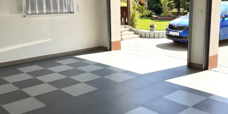Uložená dlažba do garáže v šedobílé kostce.