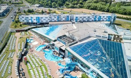 Pohled na bazén a aquapark s wellness službami v Sušici