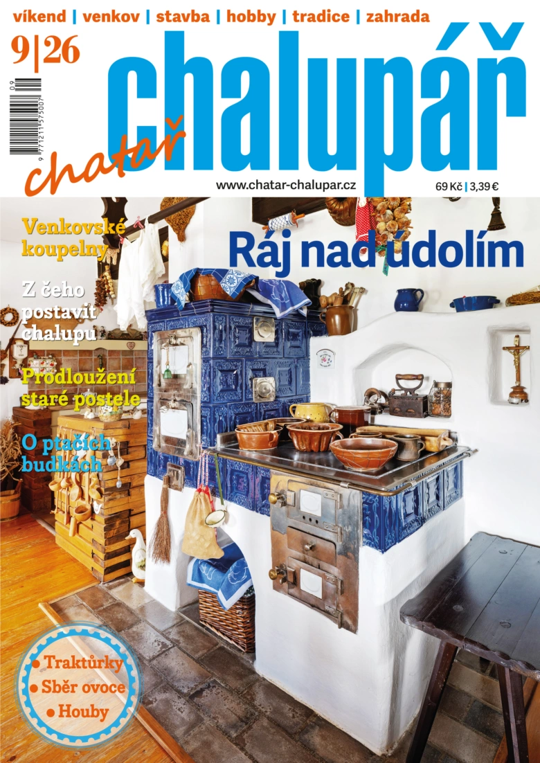 Tradiční rustikální kuchyně s modrou pecí na chalupě.