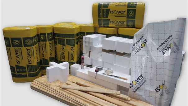 Sada izolačních materiálů pro zateplování stropu včetně rolí Isover.