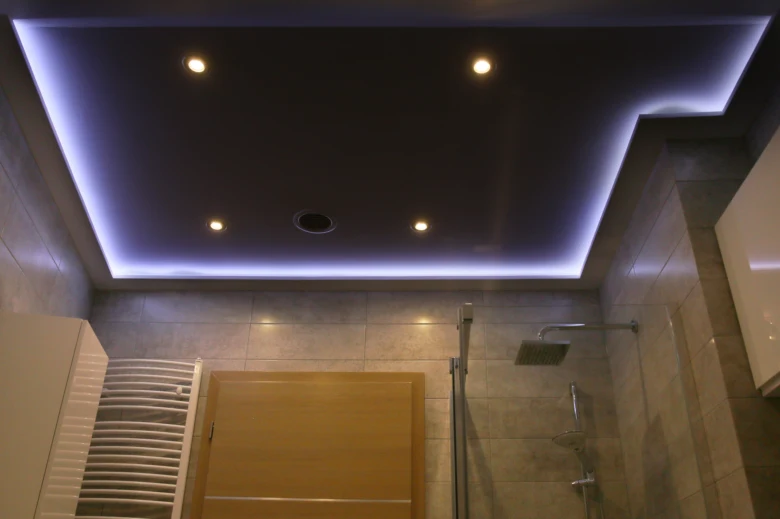 Moderní osvětlení v koupelně s vestavěným stropem a LED pásky.