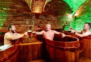 Muži v dřevěných vanách v teplickém bazénu