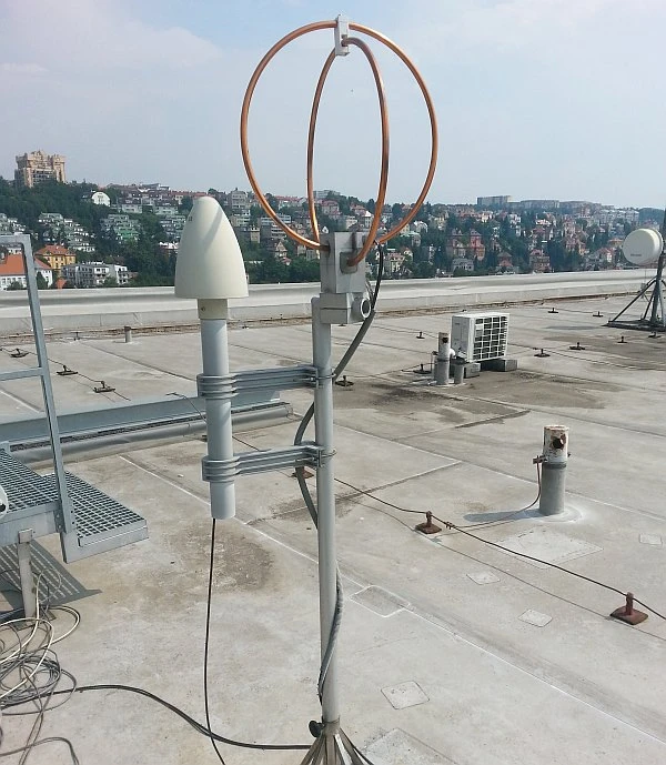Detektor blesku s anténou na střeše pro detekci výbojů.