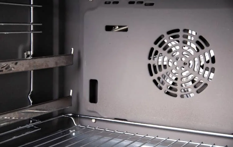 Vnitřek vestavé trouby s ventilátorem pro parní vaření.