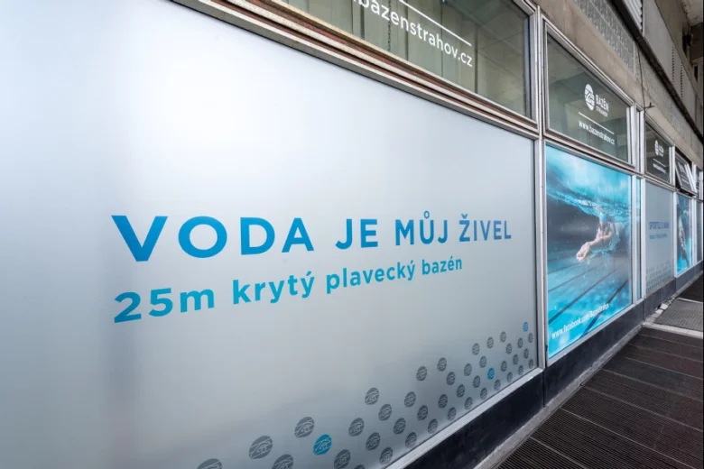 Okno bazénu Strahov s nápisem o plaveckém bazénu.
