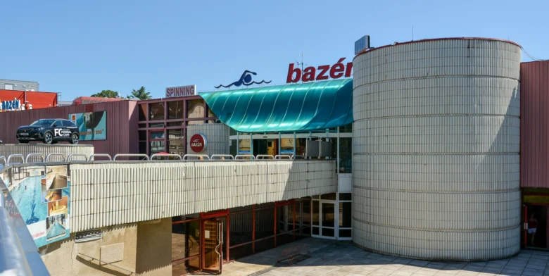 Vnější pohled na plavecký bazén v Liberci s moderní architekturou.