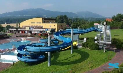 Modré vodní skluzavky v bazénu akvaparku Sušice.