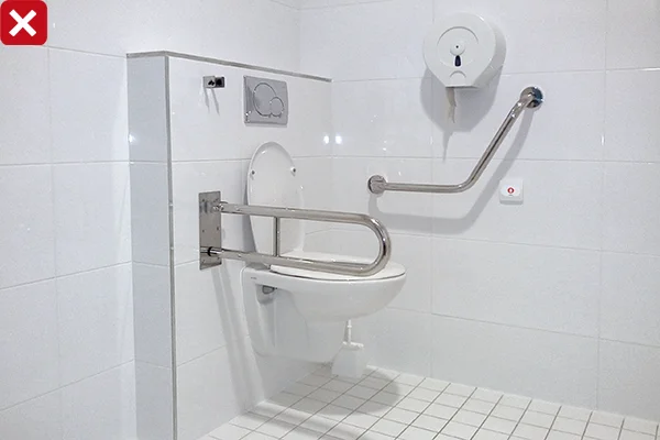 Přístupná toaleta s bezpečnostními rukojetmi pro invalidy.