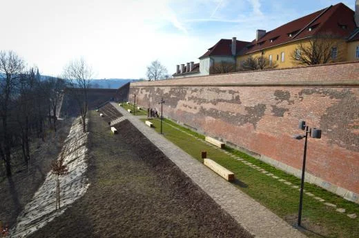 Historická zpevněná zeď s bastionem v zahradní architektuře