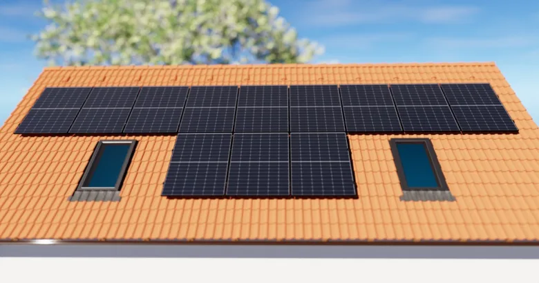 Fotovoltaické panely na střechu domu s okny.