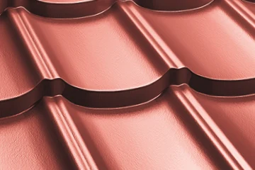 Detail plechové střešní krytiny s vlnitým povrchem.