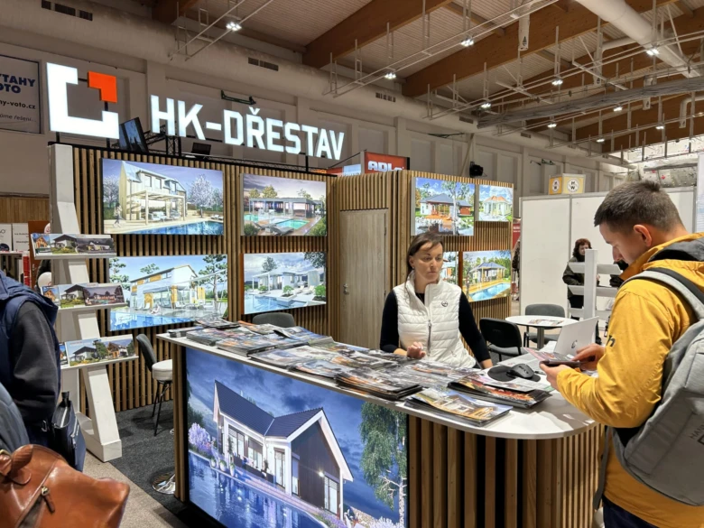 Stánek s projekty moderních domů na výstavě.