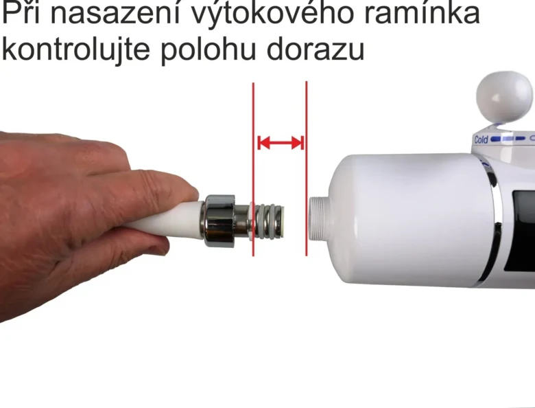 Ruční nasazování výtokového ramínka na vodní ohřívač.