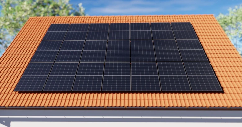 Fotografie fotovoltaických panelů na střechu domu.