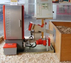 Stroj na zpracování biomasy pro výrobu pelet z dřevitých surovin.