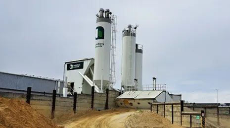 Průmyslová budova pro výrobu betonu s vysokými nádržemi.