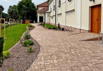 Nově položená dlažba na chodník vedoucí k budově.