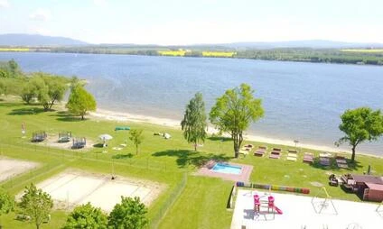 Koupaliště v Kolínci s plážemi u řeky a sportovními hřišti.