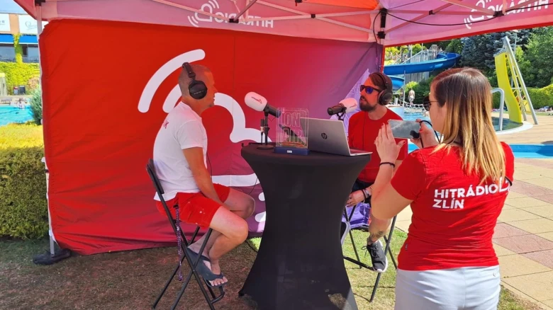 Radio Zlín vysílá z bazénu v letním prostředí.