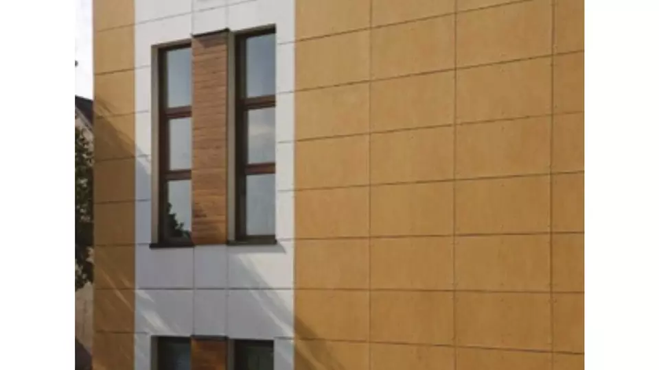 Moderní větraná fasáda s velkými panely na budově.
