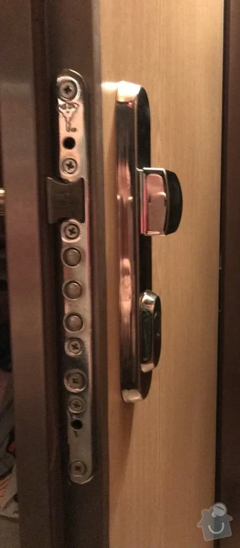 Detailní pohled na mechanismus zámku dveří v Praze.